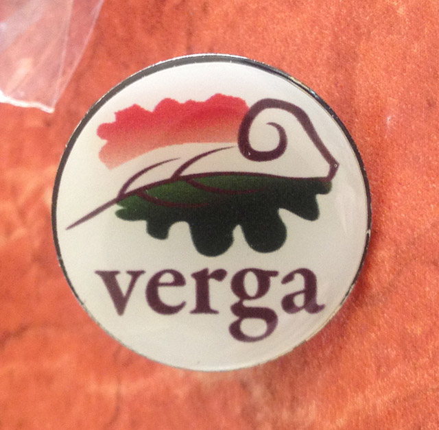 verga fém alapú műgyantás matricás jelvény fém kitűzők